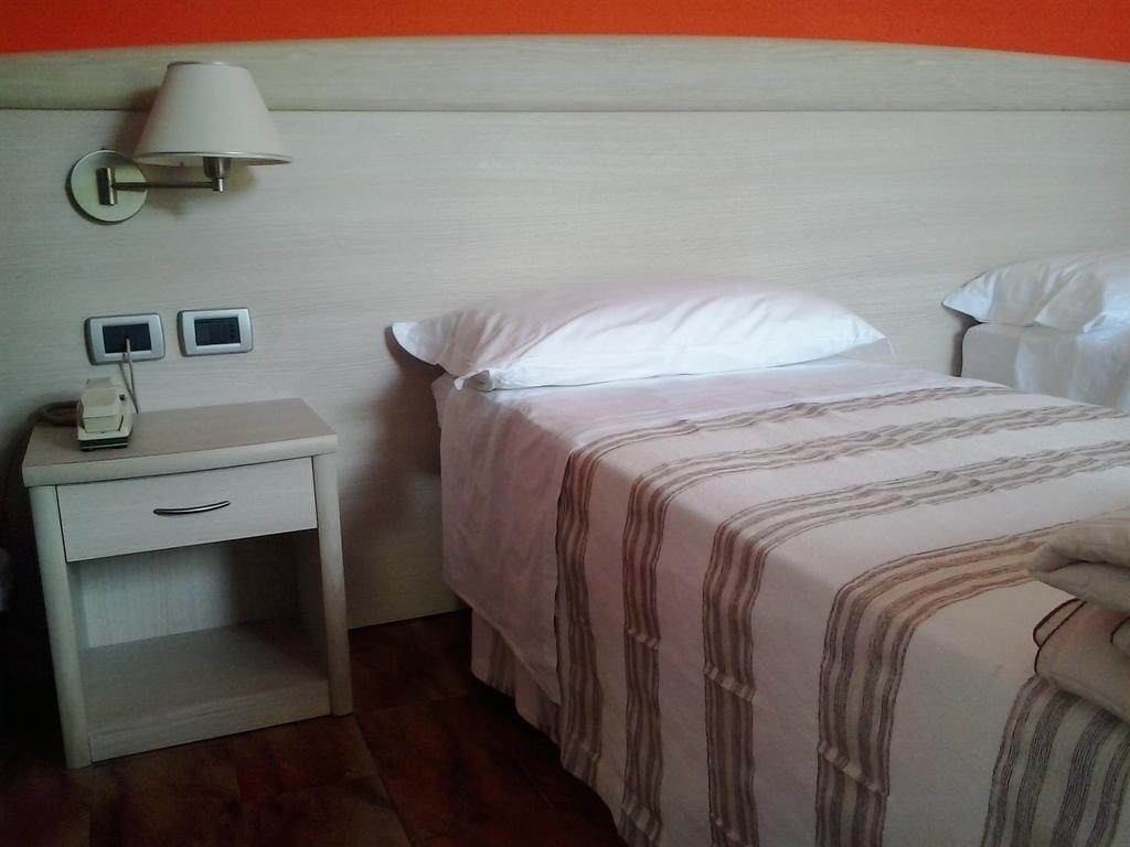 Hotel Pizzeria Mezzolago Pergine Valsugana Zimmer foto